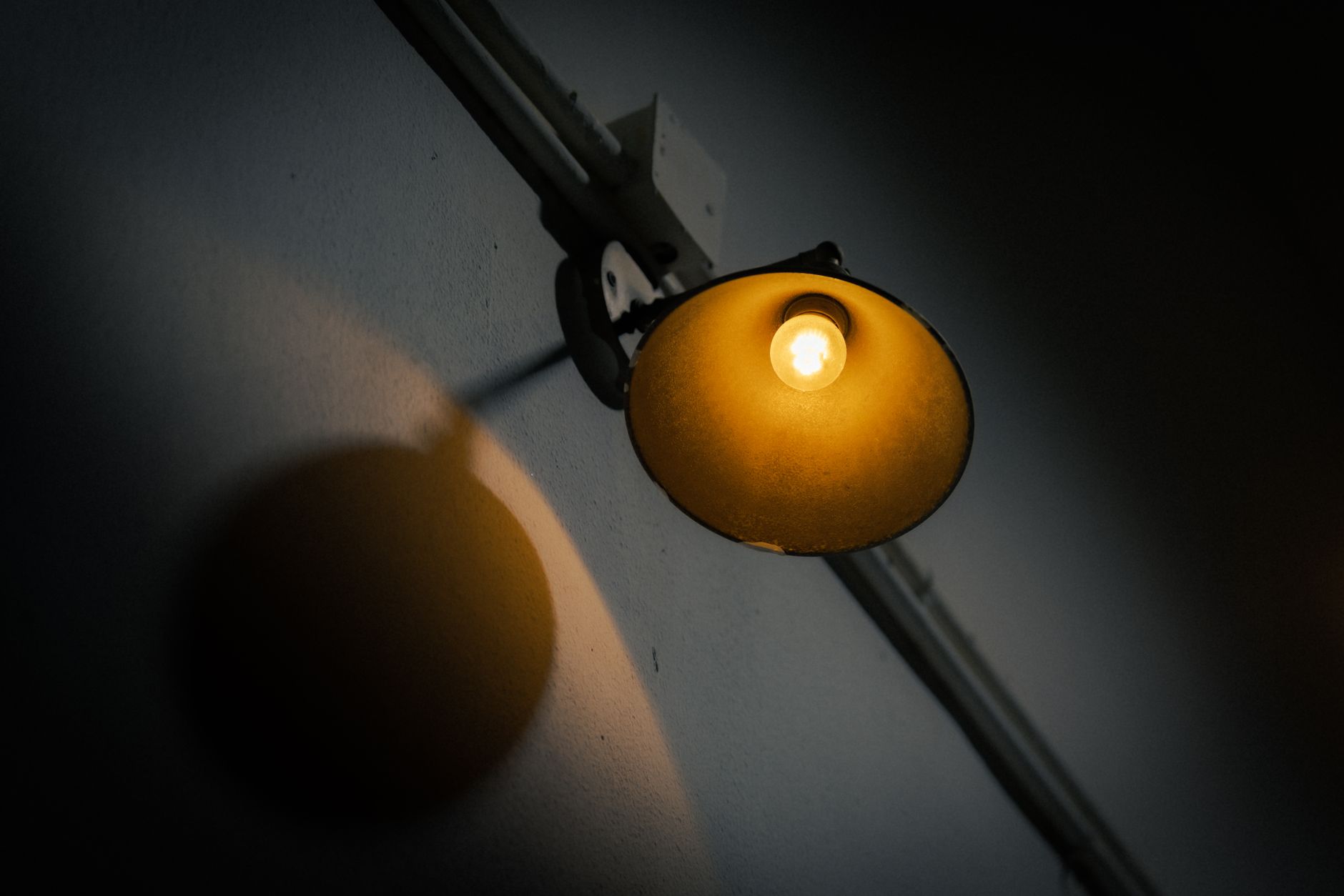 Luminaires déstockés : vérifier la compatibilité avant d’acheter